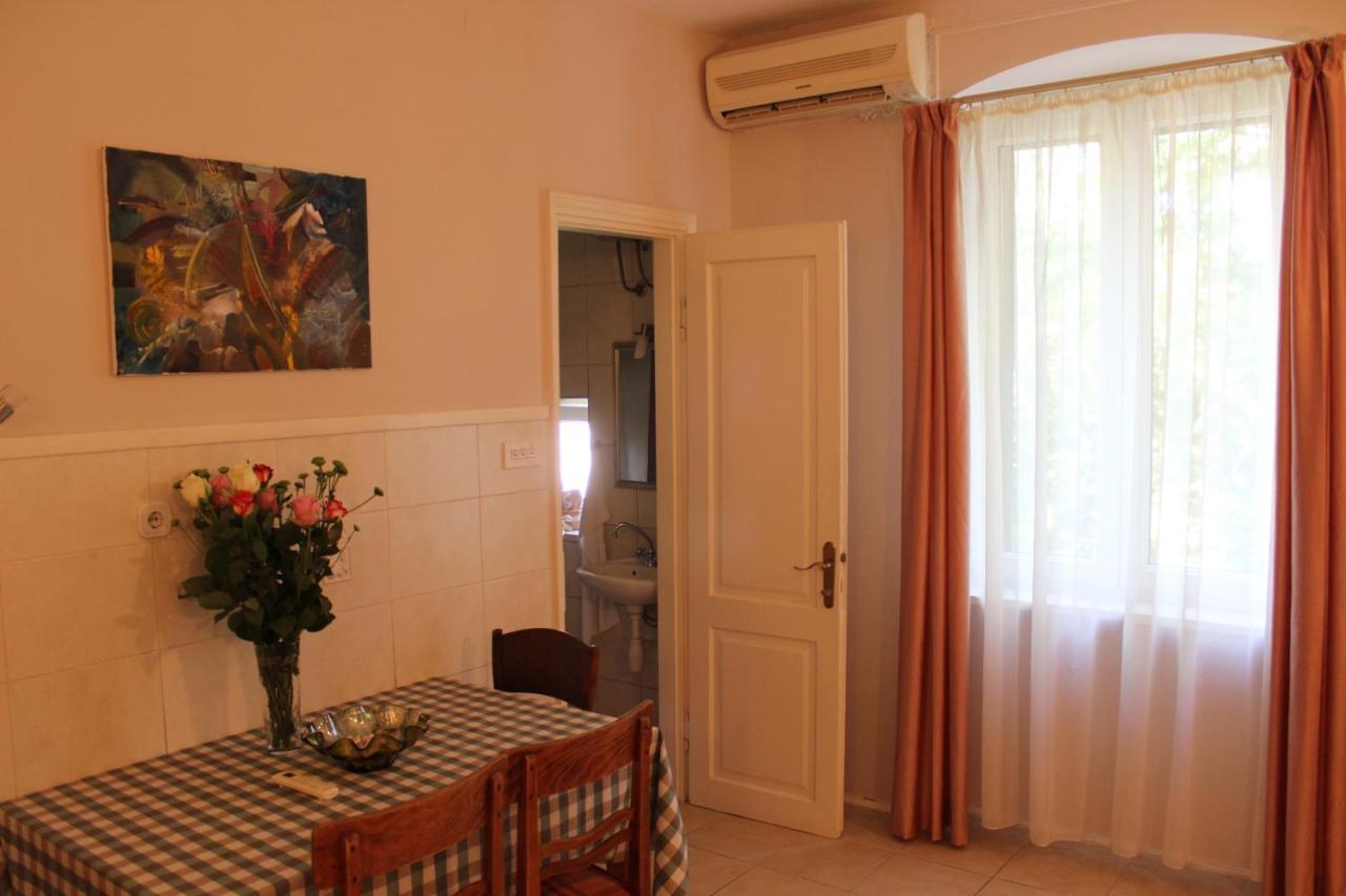 Adagio Theatre Apartment Split Exterior photo