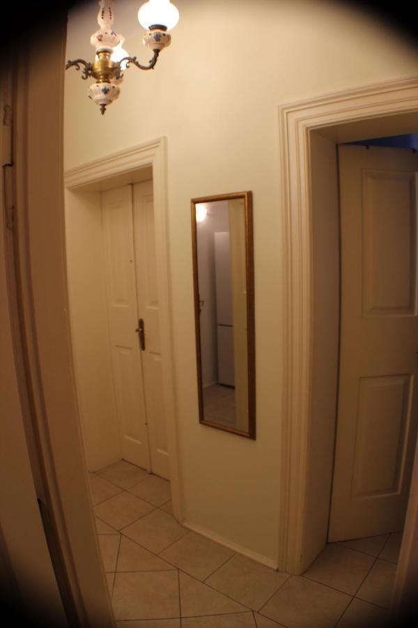 Adagio Theatre Apartment Split Exterior photo