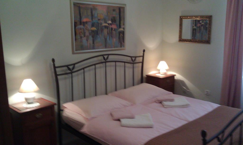 Adagio Theatre Apartment Split Room photo