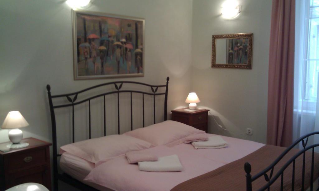Adagio Theatre Apartment Split Room photo
