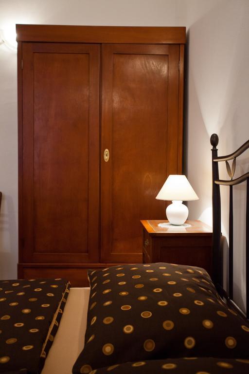 Adagio Theatre Apartment Split Room photo